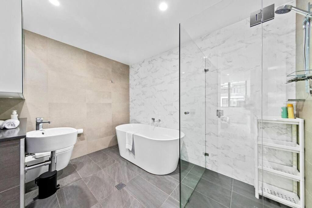 Four Bedroom Apartment With Facilities In Olympic Park Сидней Экстерьер фото